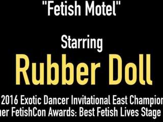 חזה גדול לאטקס seductress rubberdoll אֶצבַּע מזוין על ידי נוצץ עוזרת בית