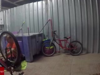 Engrasando la bicicleta y el coño de la gorda grabado menipu cámara oculta gui030