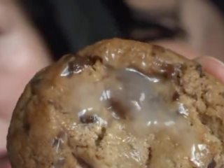 Cookies n kremas - apkūnu brunetė milks putz & valgo sperma taikoma sausainis