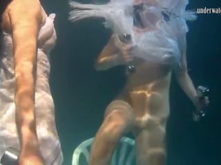 Lesvos fra russland polcharova og siskina får playful i den basseng med hver andre
