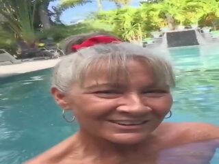Διαστρεβλώ γιαγιά leilani σε ο πισίνα
