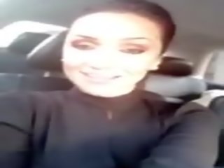 Swell bruna parlando e lampeggiante in suo auto: gratis sporco video b3