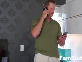 น่ารักน่าหยิก วัยรุ่น fucks step-dad ไปยัง ได้รับ โทรศัพท์ กลับ | famslut.com