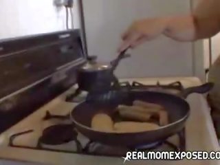 Milf provocatorio cucinando tempo!