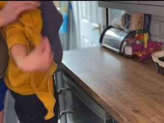 Mladý milfka s úžasné kozy fucked v the kuchyňa: semeno na kozy xxx film feat. acdclovers