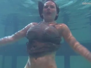 Tremendous perfect lichaam en groot boezem tiener katka onderwater