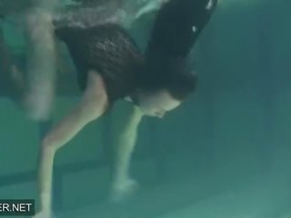 Oholené bruneta padavka irina polcharova nahý v the bazén