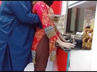 Pakistan bashkëshorte anale vrimë fucked në the guzhinë ndërsa ajo është pune me qartë audio