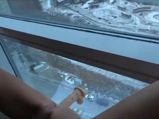 Grand amatør kone knulling stor dildo på vindu ovenfor den falls