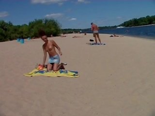 Súper adolescente sólo visita real desnuda playa