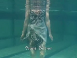 Plavanje goli v plavanje bazen osamljen enchantress irina