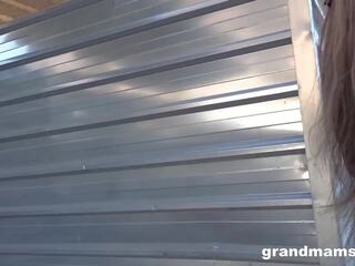 Годен бабичка търси за пресен петли в публичен при grandmams: пума духане възрастен клипс