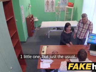 Võltsitud haigla tšehhi meditsiiniline mees cum üle imekaunis kuni trot petmine wifes tihke tussu