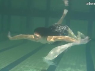 Plávanie nahé v plávanie bazén osamelý enchantress irina