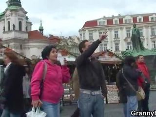 Gammal turist är picked upp och skruvad på golv