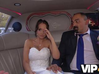 Vip4k. emocionado cariño en boda vestido fools alrededor no con futuro marido