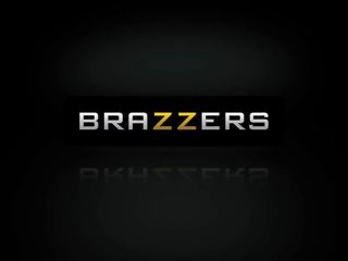 Brazzers - mamma fikk pupper - lager løpet mommies scene