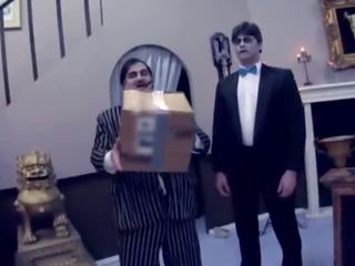 Addams পরিবার রচনা একটি প্যারোডী সম্পূর্ণ