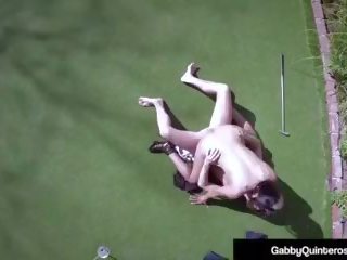 Meximilf gabby quinteros tremendous गड़बड़ पर गोल्फ हरा.