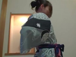 Z napisami nieocenzurowane nieśmiałe japońskie mamuśka w yukata w pov