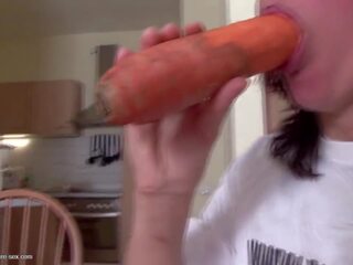 Prime mother fucks her twat with carrot and pissed on