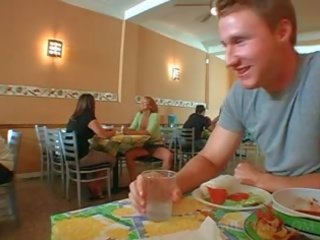 Iššaukiančiai milf pūtimas paauglys johnson į a restoranas