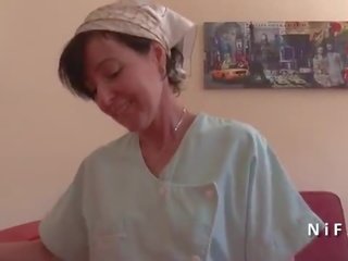 Frances mama seduces stripling și dă ei fund 10 min după rimming