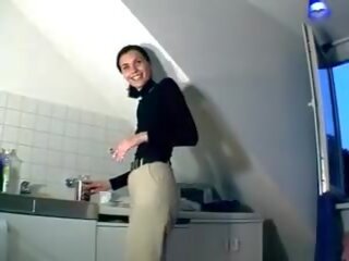 Një stunning-looking gjerman vajzë duke e bërë të saj kuçkë e lagur me një dildo