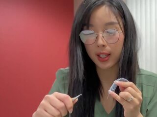 بديع الآسيوية طبي طالب في نظارات و طبيعي كس الملاعين لها مدرس و يحصل على creampied