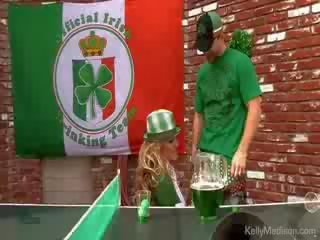 Busty vợ và xanh lục bia launch vì một vui vẻ st paddys ngày