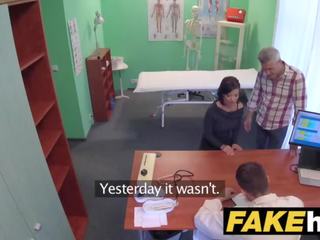 Falsificação hospital checa specialist cums sobre quente para trot a trair wifes apertada cona