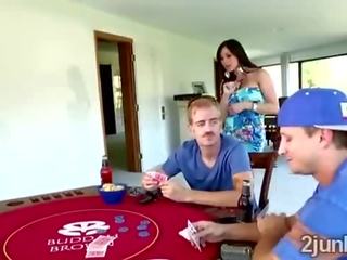 Perv loses em poker mas ends a foder sua amigos soberbo milf
